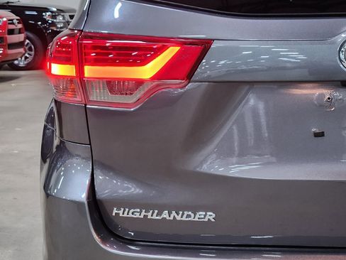 Used 2019 Toyota Highlander XLE image 21