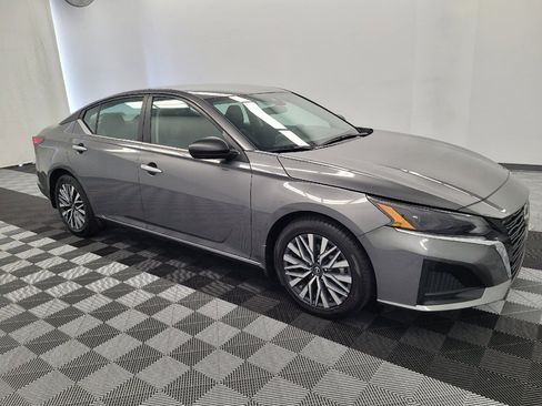 Used 2025 Nissan Altima 2.5 SV FWD image 11