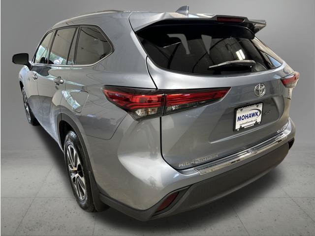 Used 2020 Toyota Highlander XLE AWD/4WD image 3