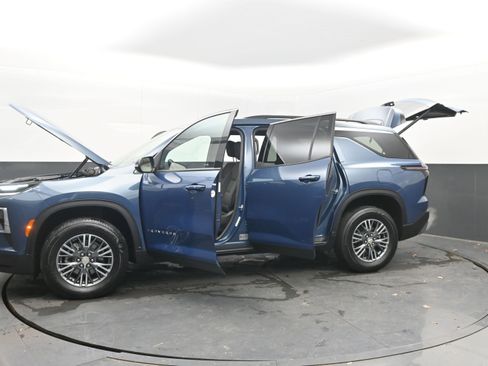 Used 2025 Chevrolet Traverse LT image 43