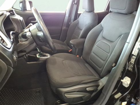 Used 2020 Jeep Renegade Latitude w/ Cold Weather Group AWD/4WD image 9