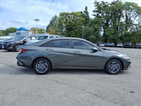 Used 2024 Hyundai Elantra SEL image 3