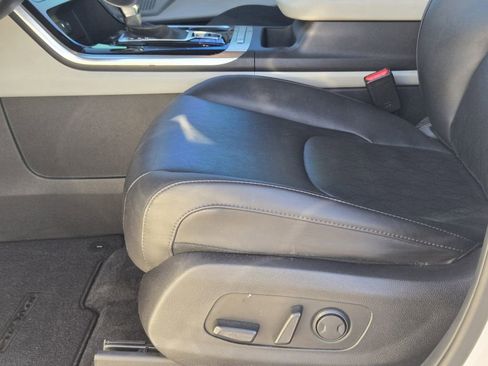 Used 2023 Kia Carnival EX image 21