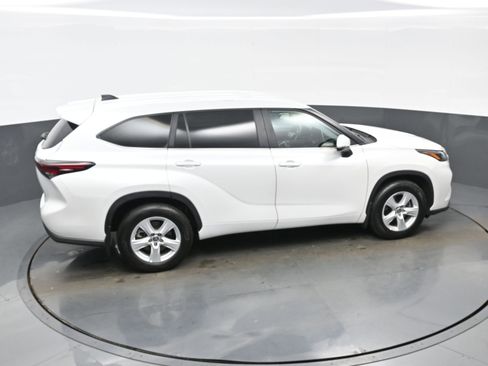 Used 2024 Toyota Highlander LE AWD/4WD image 41