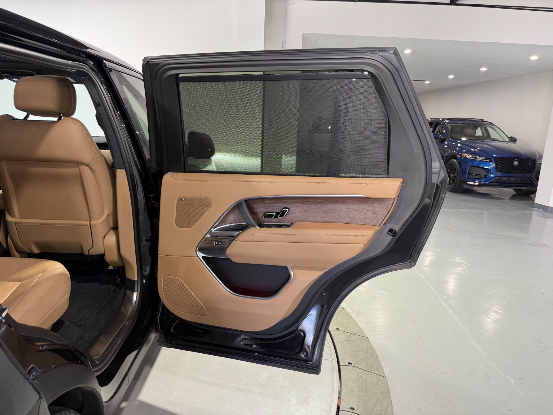 Used 2024 Land Rover Range Rover Long Wheelbase SE AWD/4WD image 44