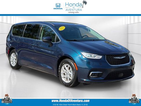 Used 2023 Chrysler Pacifica Touring-L FWD image 1