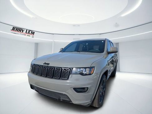 Used 2020 Jeep Grand Cherokee Altitude image 6