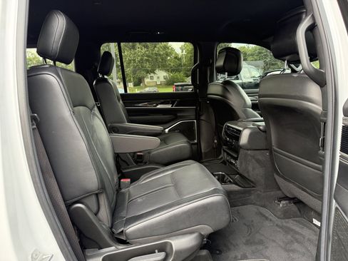 Used 2022 Jeep Wagoneer Series III w/ Flexible Seating Group AWD/4WD image 28