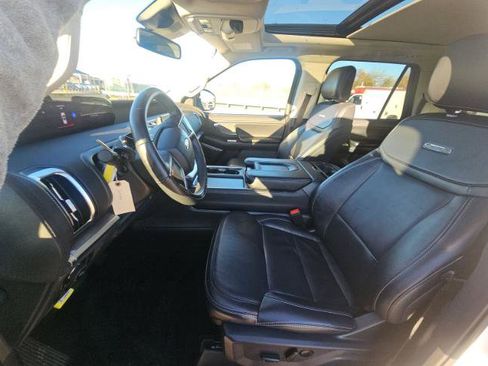 Used 2025 Ford Expedition Max Platinum image 5