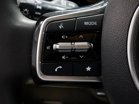 Used 2025 Kia Carnival FWD image 27