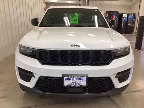 Used 2024 Jeep Grand Cherokee Altitude image 9