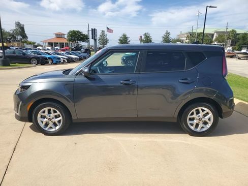 Used 2025 Kia Soul LX FWD image 2