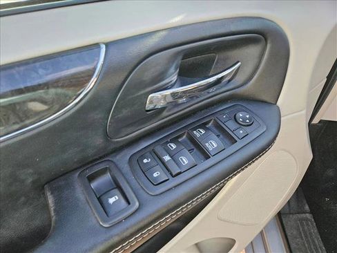 Used 2015 Chrysler Town & Country Touring-L w/ Driver Convenience Group image 11