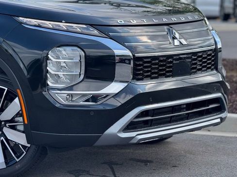 New 2025 Mitsubishi Outlander SE image 3
