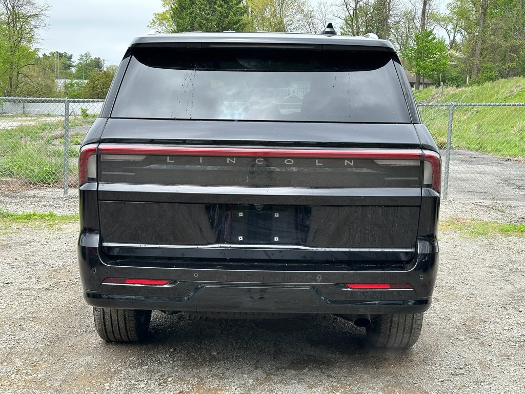 New 2025 Lincoln Navigator Reserve AWD/4WD image 4