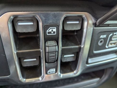 Used 2025 Jeep Wrangler Sahara image 22