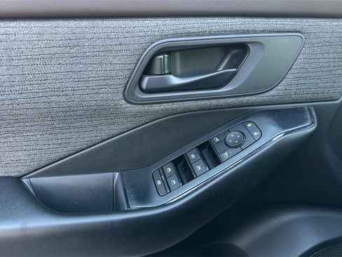 Used 2023 Nissan Rogue S image 11