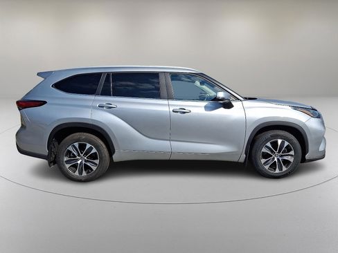 Used 2023 Toyota Highlander XLE image 12