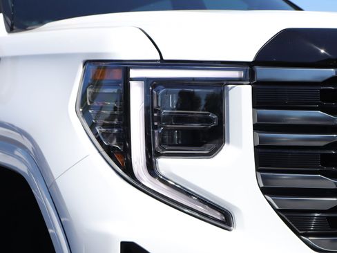 Used 2025 GMC Sierra 1500 AT4 w/ Technology Package AWD/4WD image 34