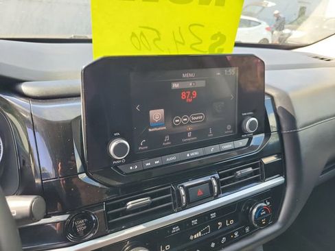 Used 2025 Nissan Pathfinder SV image 19