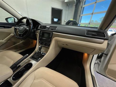 Used 2018 Volkswagen Passat 2.0T SE FWD image 29