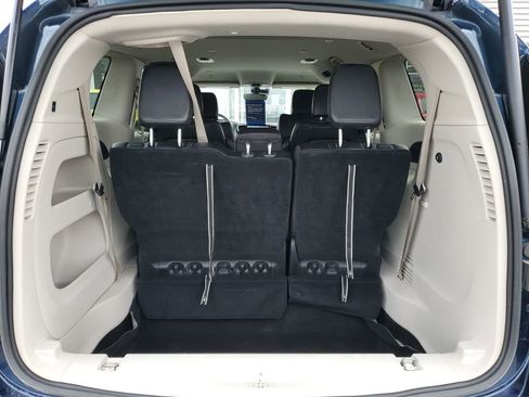 Used 2023 Chrysler Pacifica Touring-L FWD image 31