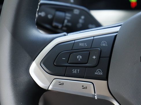 Certified 2025 Volkswagen Tiguan SE FWD image 12