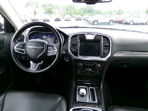 Used 2018 Chrysler 300 Limited image 40