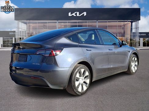 Used 2022 Tesla Model Y Long Range image 6