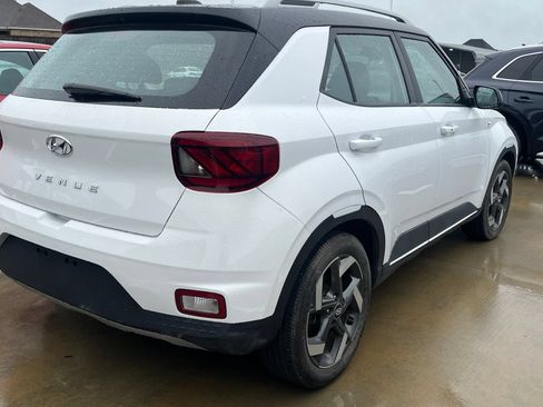 Used 2023 Hyundai Venue Limited FWD image 3