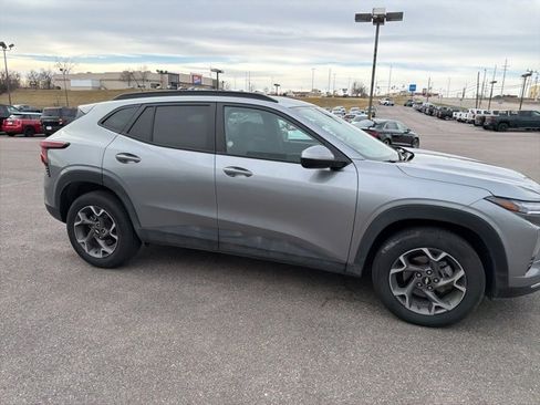 Used 2025 Chevrolet Trax LT w/ LT Convenience Package image 11