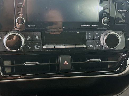 Used 2022 Toyota Highlander XLE FWD image 23