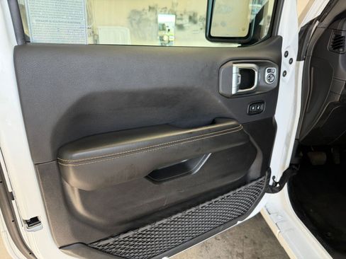 Used 2025 Jeep Wrangler Sahara image 20