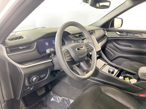 Used 2023 Jeep Grand Cherokee Altitude AWD/4WD image 9
