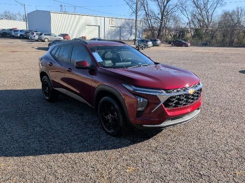 Certified 2025 Chevrolet Trax LT w/ Driver Confidence Package image 7