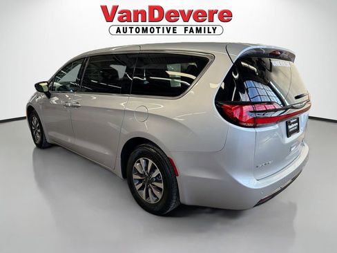 Used 2024 Chrysler Pacifica Limited FWD image 8