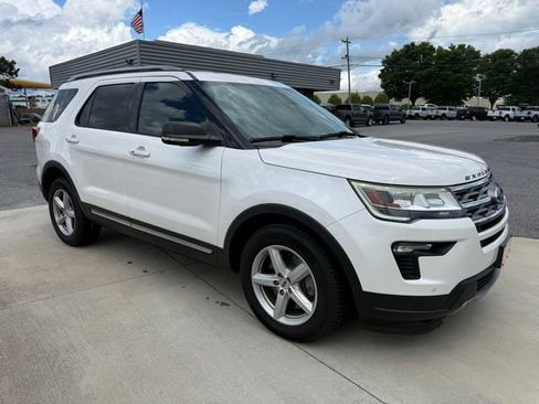 Used 2019 Ford Explorer XLT w/ Equipment Group 202A FWD image 4