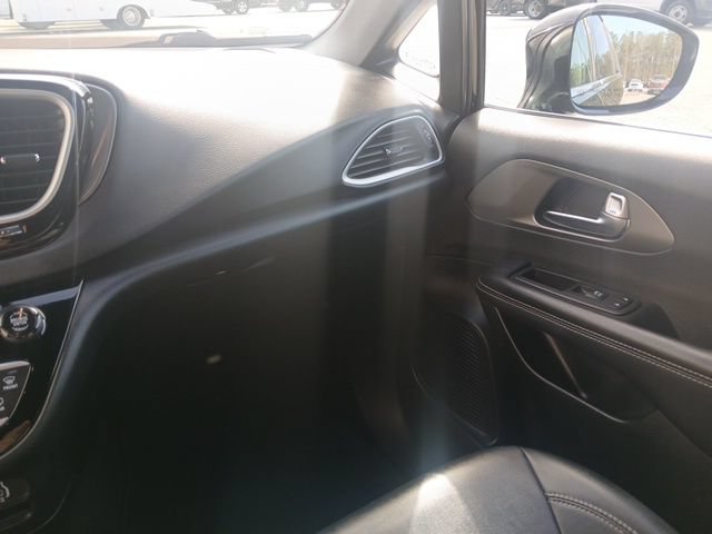 Used 2025 Chrysler Pacifica Select FWD image 33