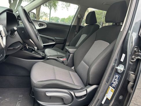 Used 2025 Kia Soul LX w/ LX Technology Package FWD image 22