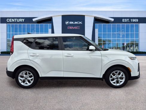 Used 2022 Kia Soul LX w/ Technology Package FWD image 3