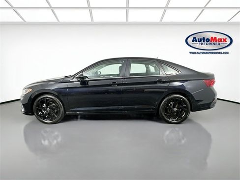 Used 2025 Volkswagen Jetta SE w/ Black Wheel Package image 9