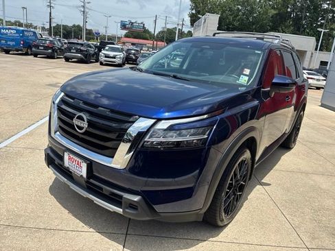 Used 2024 Nissan Pathfinder SL w/ SL Premium Package FWD image 3