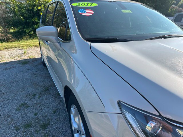 Used 2017 Chrysler Pacifica Touring-L Plus FWD image 23