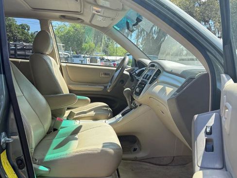 Used 2006 Toyota Highlander 4WD V6 w/ 3rd Row image 12