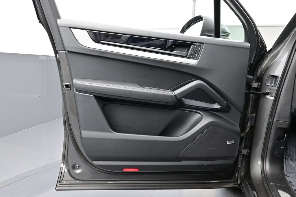 Certified 2024 Porsche Cayenne AWD/4WD image 8