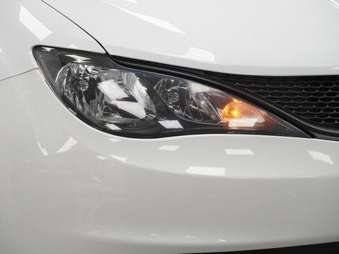 Used 2023 Chrysler Voyager LX image 5