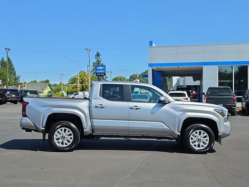 Certified 2025 Toyota Tacoma SR5 AWD/4WD image 7