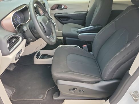 Used 2023 Chrysler Voyager LX FWD image 4