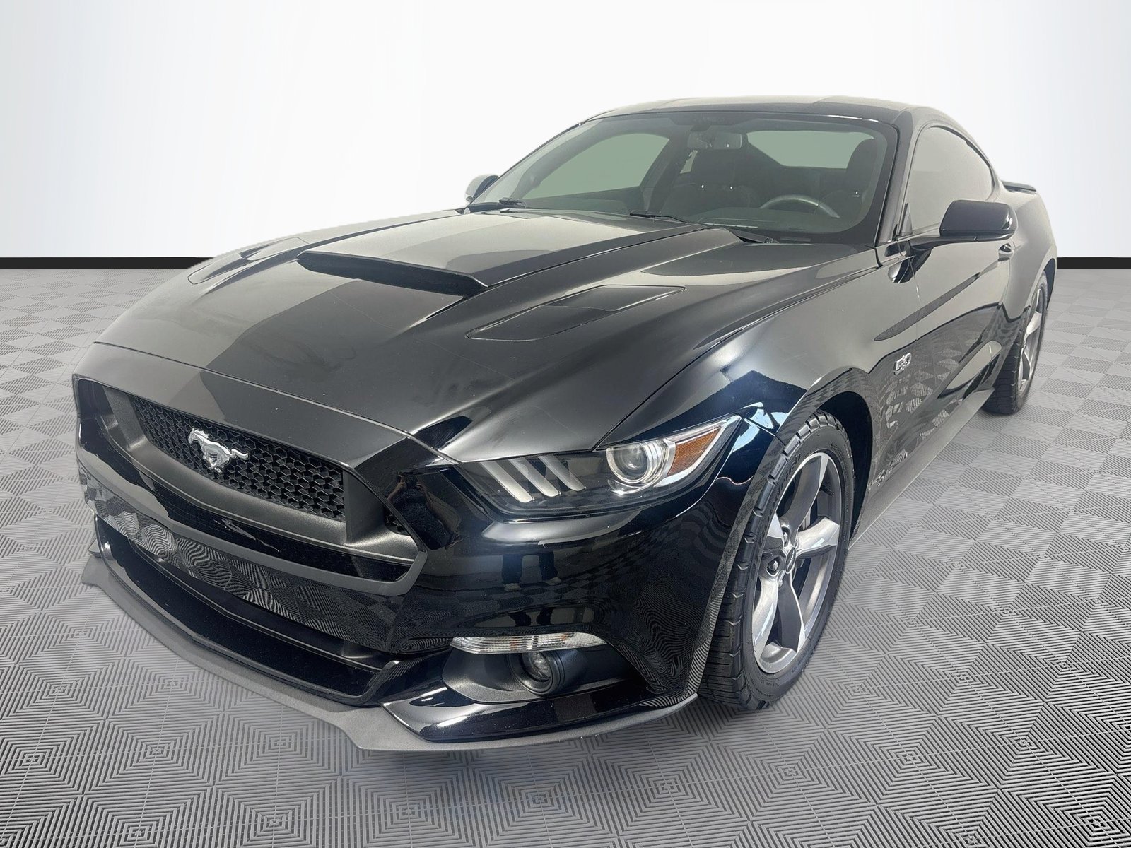 Used 2015 Ford Mustang GT RWD image 3