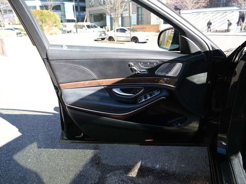 Used 2018 Mercedes-Benz S 560 4MATIC Sedan w/ Premium Package image 18